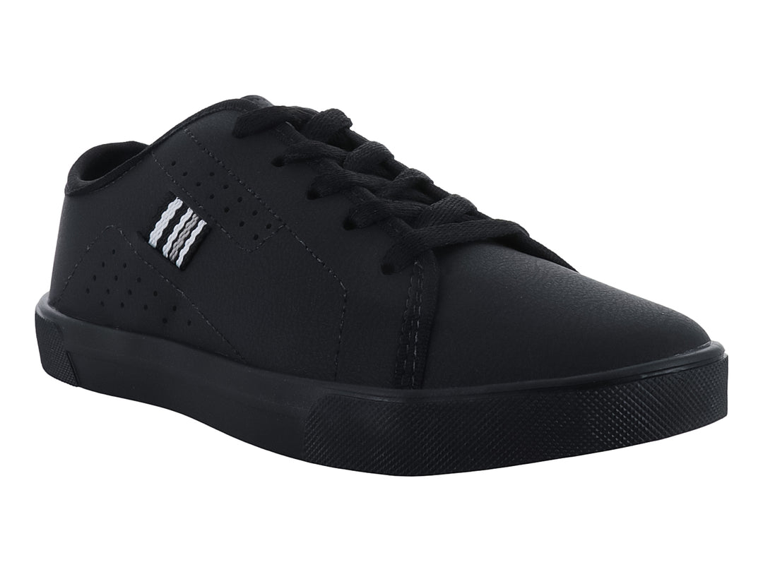 Tenis casuales para niño de color negro con detalles laterales en blanco y suela negra.