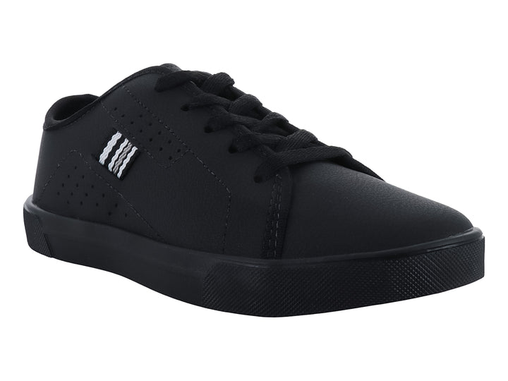 Tenis casuales para niño de color negro con detalles laterales en blanco y suela negra.