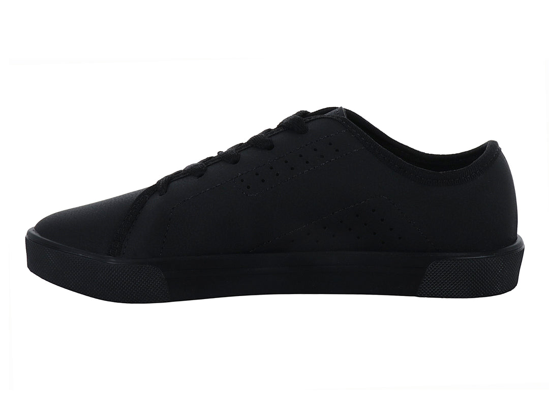 Tenis casuales para niño de color negro con detalles laterales en blanco y suela negra.