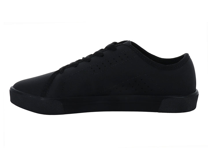 Tenis casuales para niño de color negro con detalles laterales en blanco y suela negra.