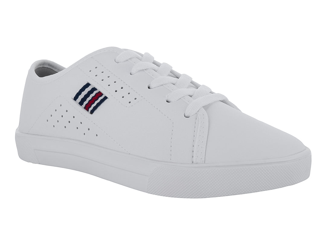 Tenis blancos casuales para niño de la marca Molekinho con detalles perforados y suela blanca.