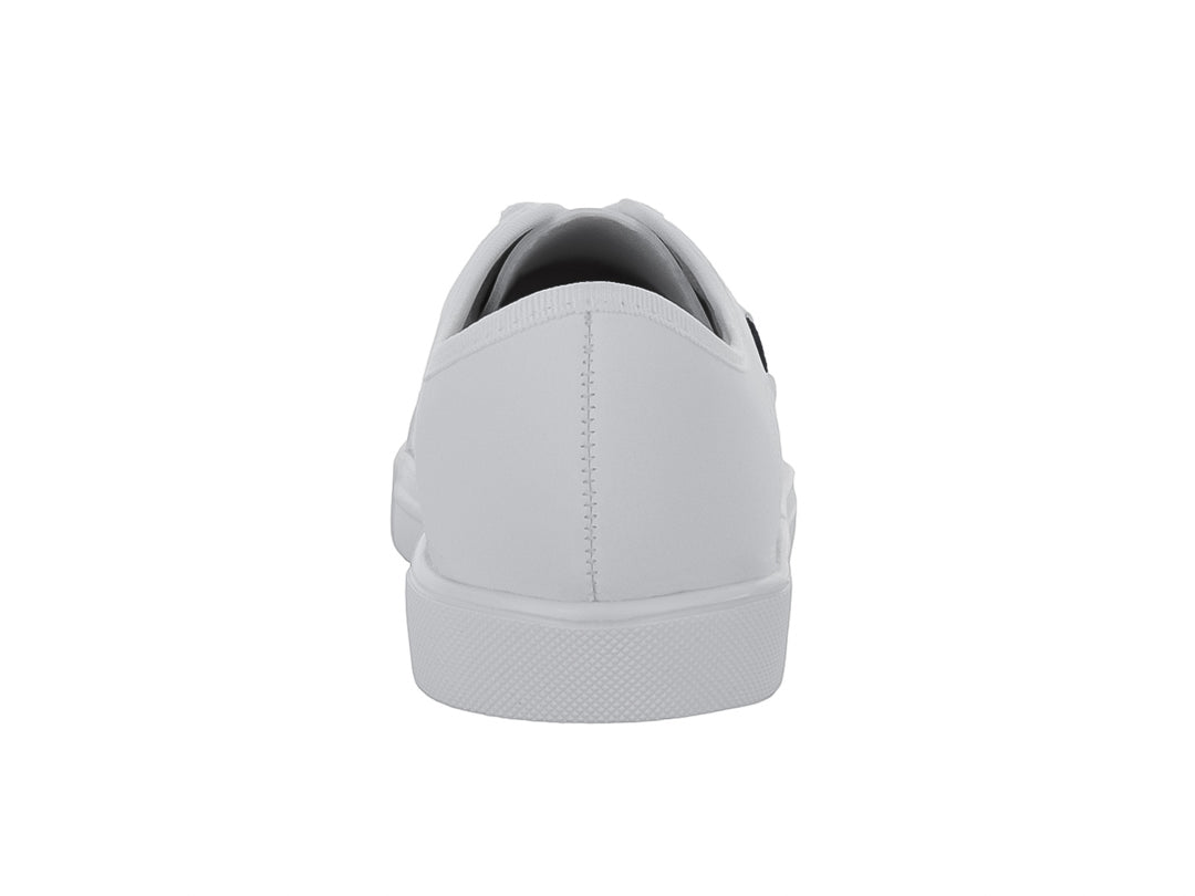 Tenis blancos casuales para niño de la marca Molekinho con detalles perforados y suela blanca.