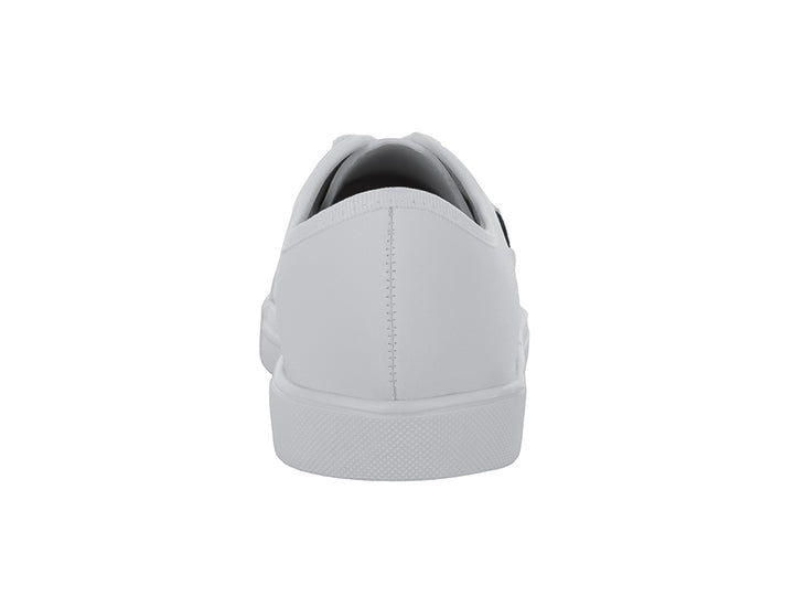 Tenis blancos casuales para niño de la marca Molekinho con detalles perforados y suela blanca.
