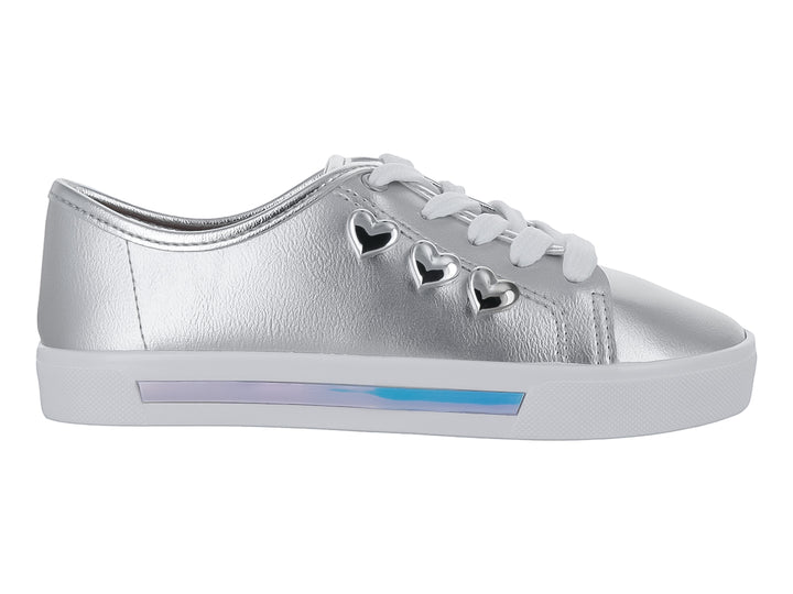 Tenis plateados metalizados para Niña con detalles de corazones y suela blanca.