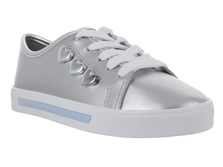 Tenis plateados metalizados para Niña con detalles de corazones y suela blanca.