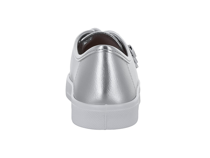 Tenis plateados metalizados para Niña con detalles de corazones y suela blanca.