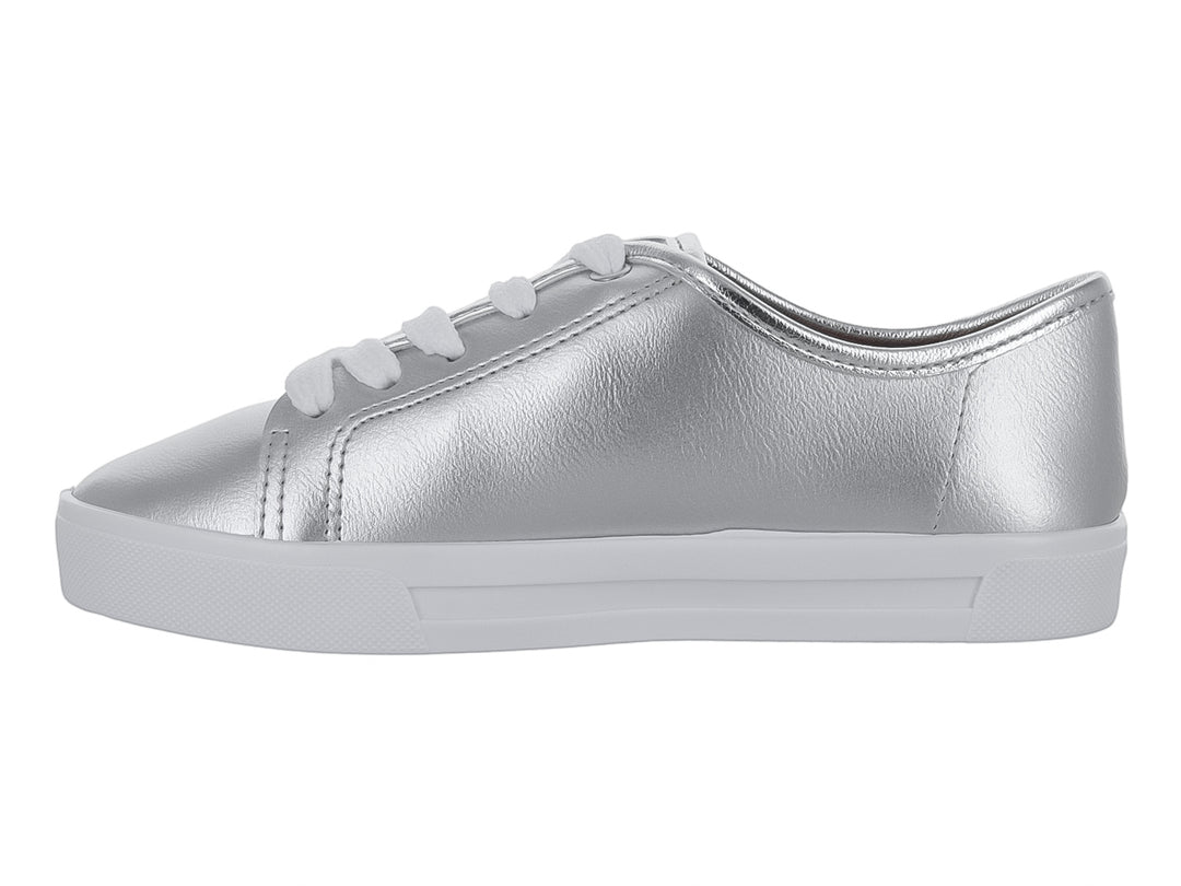 Tenis plateados metalizados para Niña con detalles de corazones y suela blanca.