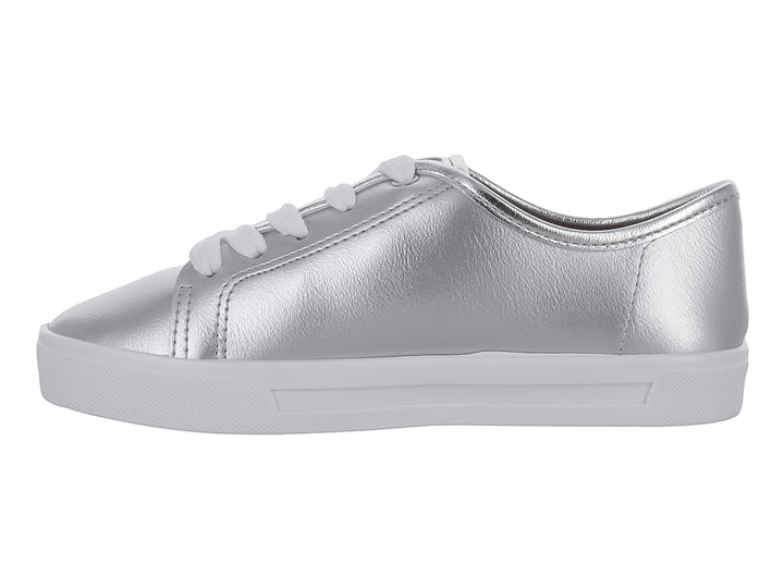 Tenis plateados metalizados para Niña con detalles de corazones y suela blanca.