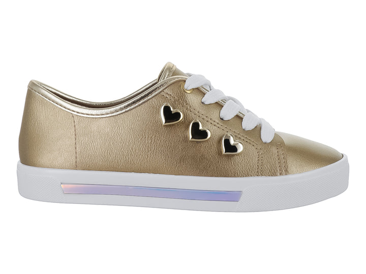 Tenis dorados metalizados para niña con detalles de corazones y suela blanca.