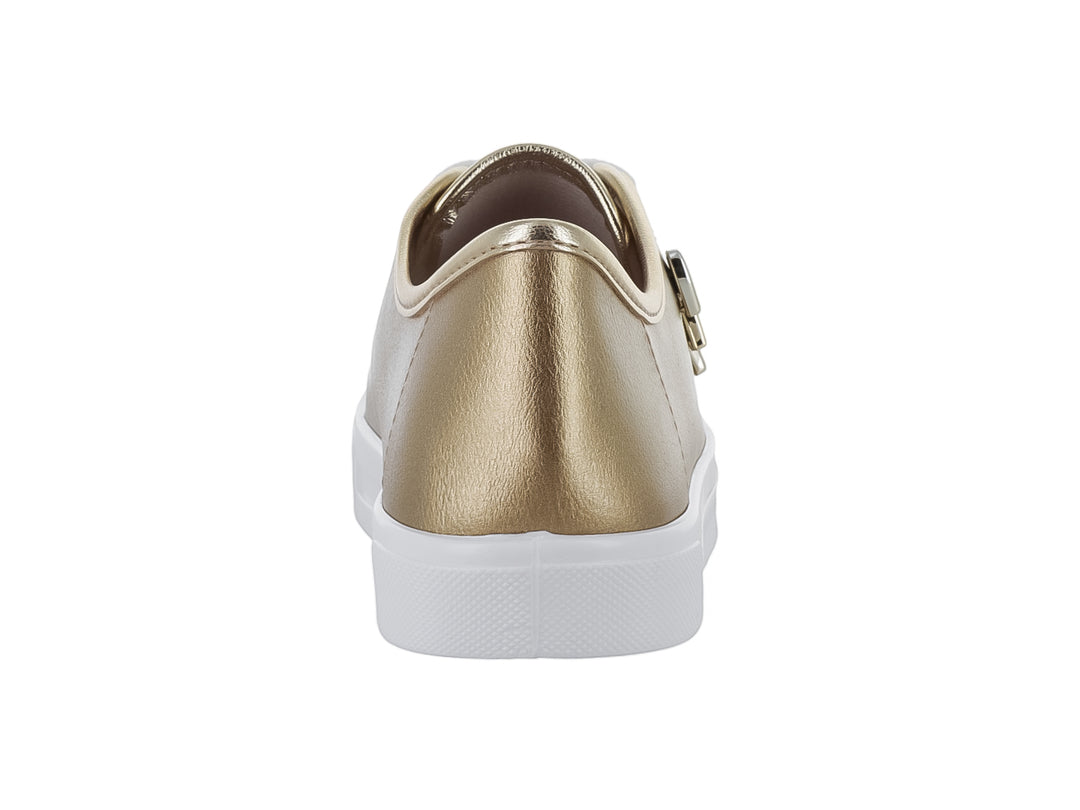 Tenis dorados metalizados para niña con detalles de corazones y suela blanca.