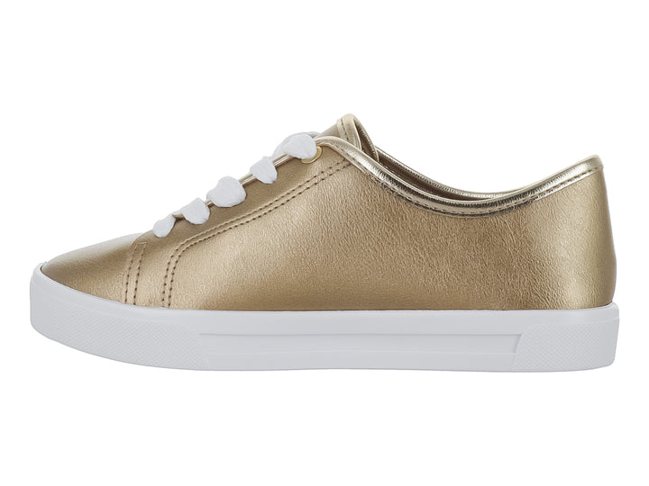 Tenis dorados metalizados para niña con detalles de corazones y suela blanca.