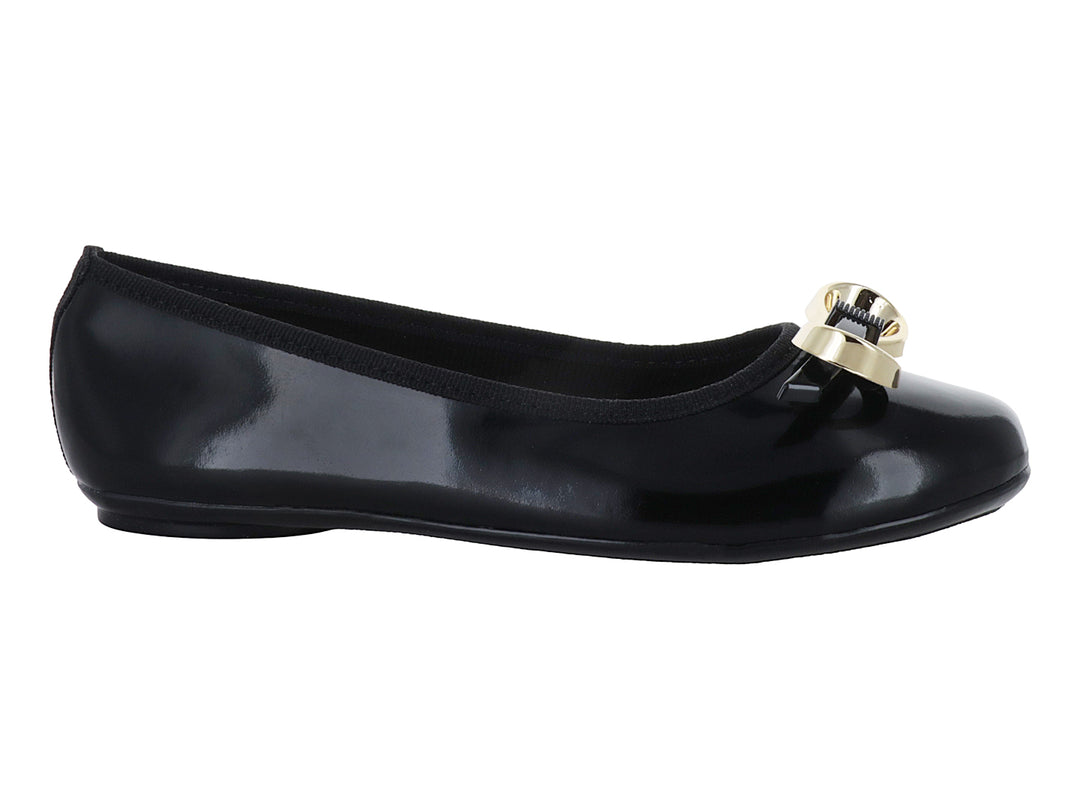 Zapato plano tipo ballerina color negro brillante con adorno circular dorado en la punta.