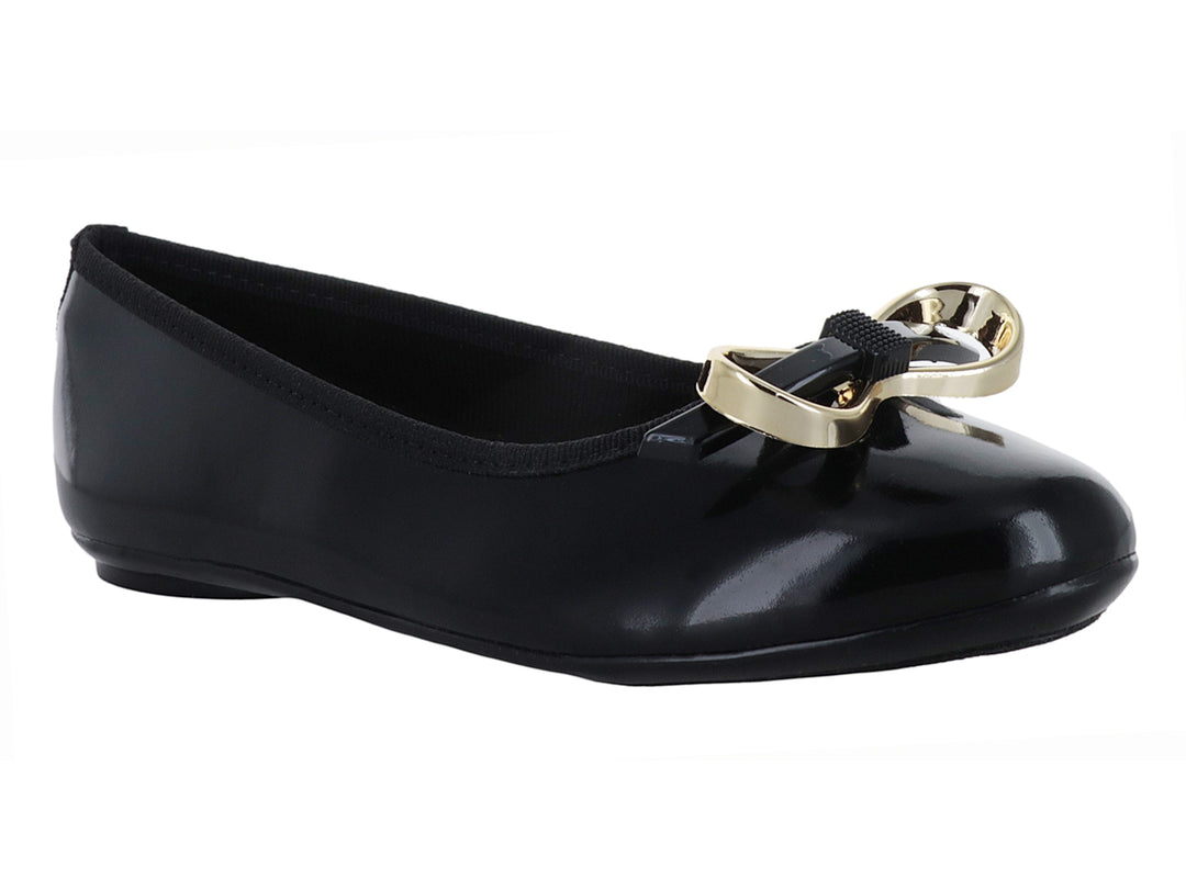 Zapato plano tipo ballerina color negro brillante con adorno circular dorado en la punta.