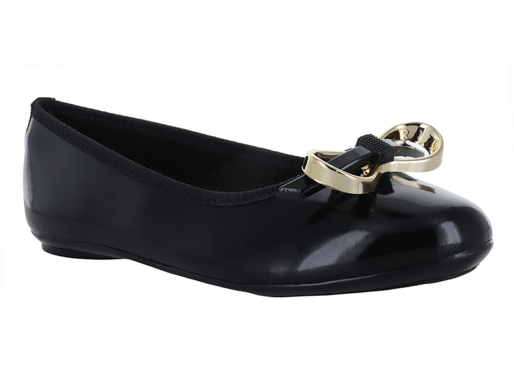 Zapato plano tipo ballerina color negro brillante con adorno circular dorado en la punta.