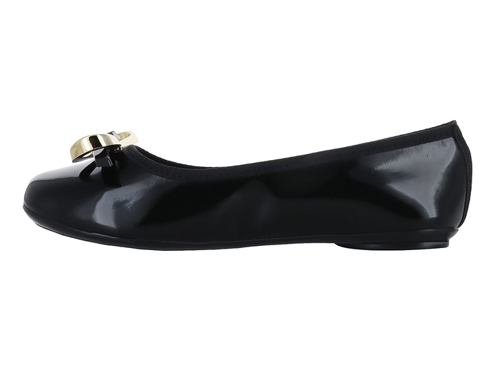 Zapato plano tipo ballerina color negro brillante con adorno circular dorado en la punta.
