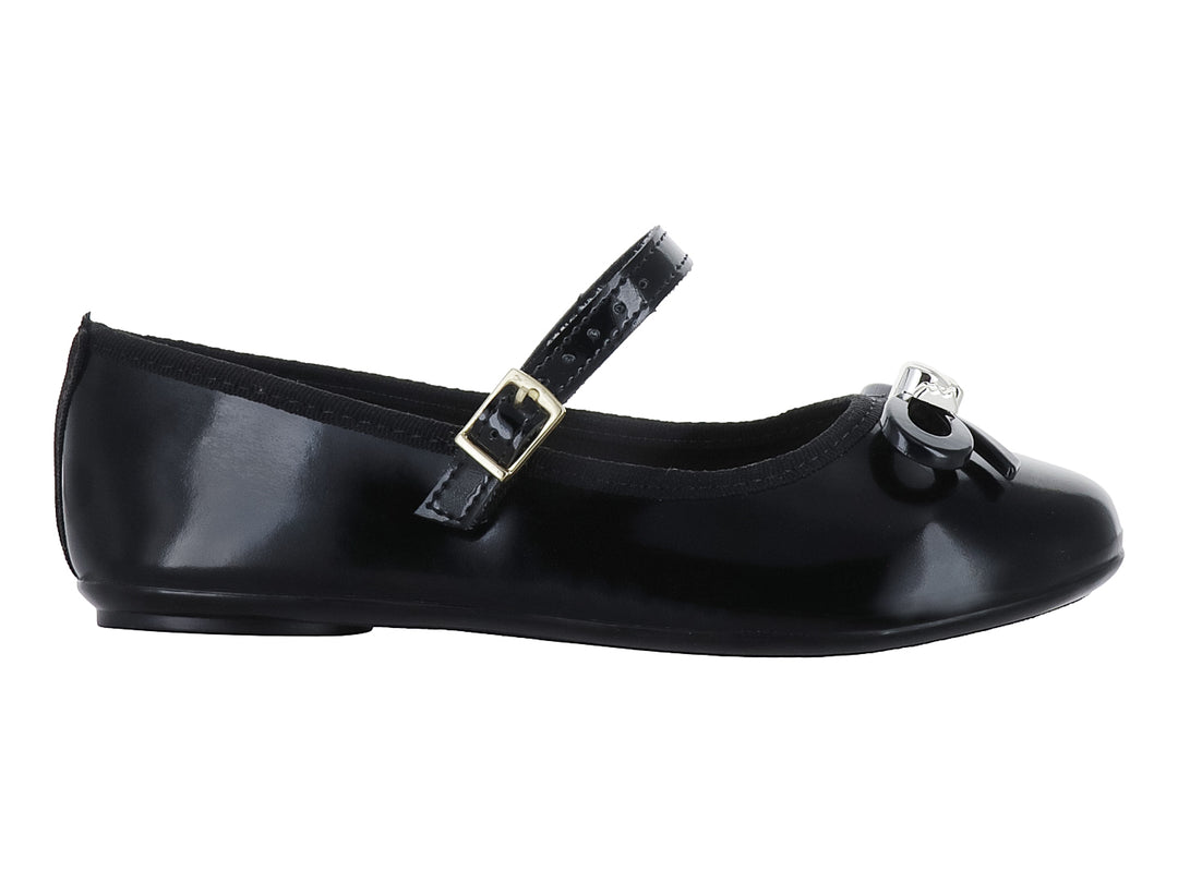 Zapato plano negro de charol con correa, hebilla dorada y moño decorativo en la punta.
