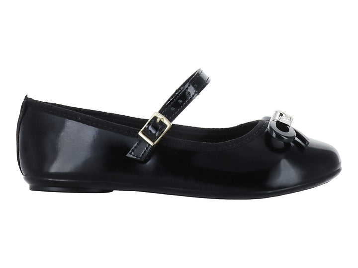 Zapato plano negro de charol con correa, hebilla dorada y moño decorativo en la punta.