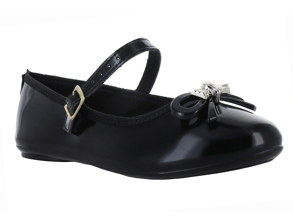Zapato plano negro de charol con correa, hebilla dorada y moño decorativo en la punta.