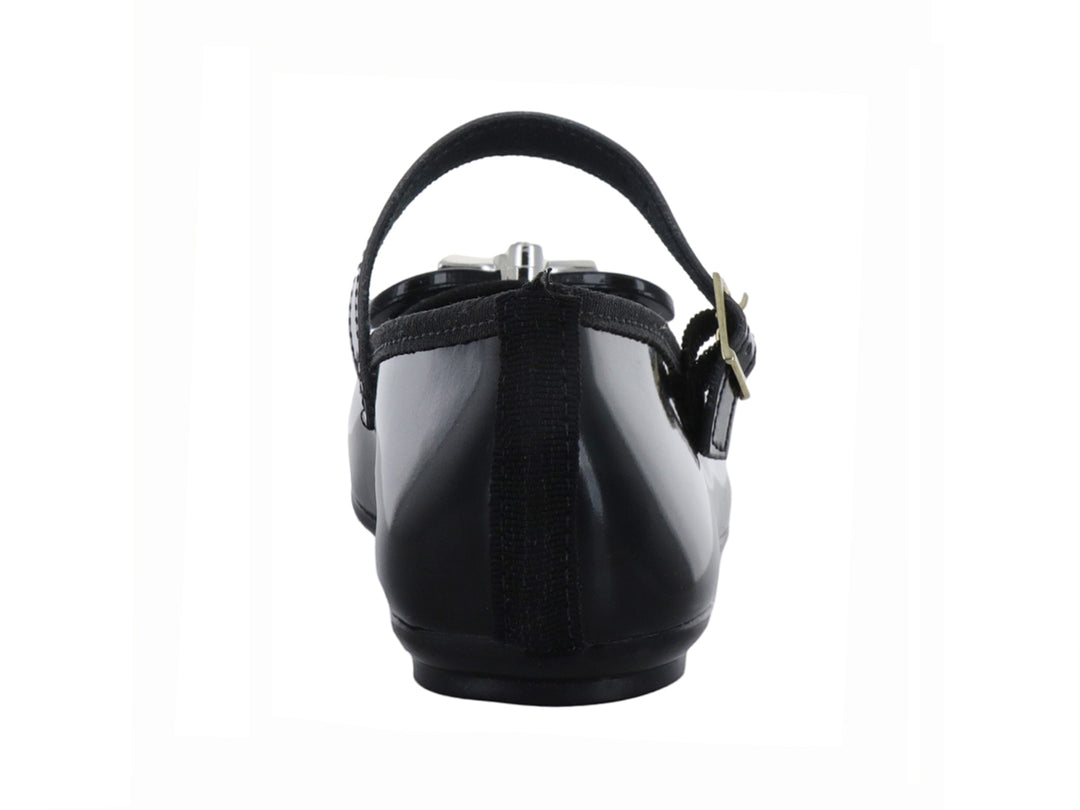 Zapato plano negro de charol con correa, hebilla dorada y moño decorativo en la punta.