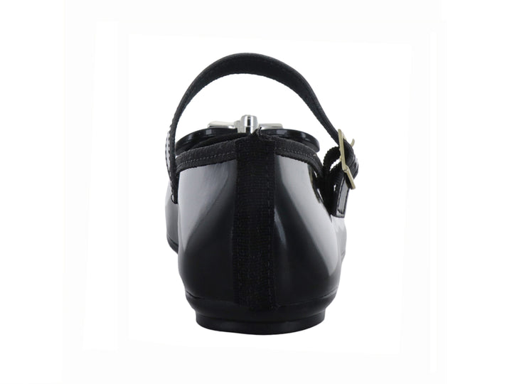 Zapato plano negro de charol con correa, hebilla dorada y moño decorativo en la punta.