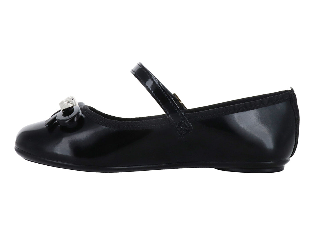 Zapato plano negro de charol con correa, hebilla dorada y moño decorativo en la punta.
