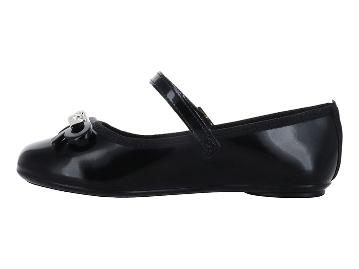 Zapato plano negro de charol con correa, hebilla dorada y moño decorativo en la punta.