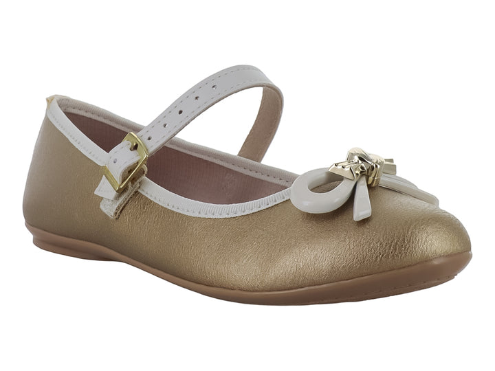 Zapato plano para niña color dorado metalizado con correa blanca, hebilla y moño decorativo en la punta.
