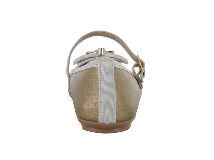 Zapato plano para niña color dorado metalizado con correa blanca, hebilla y moño decorativo en la punta.
