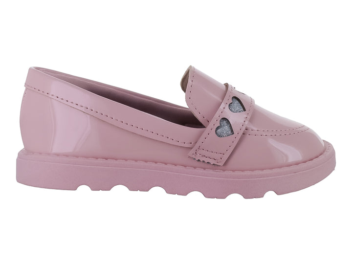 Zapato plano rosa de charol para niña con detalles de corazones plateados y suela dentada.