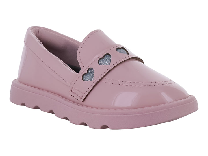 Zapato plano rosa de charol para niña con detalles de corazones plateados y suela dentada.