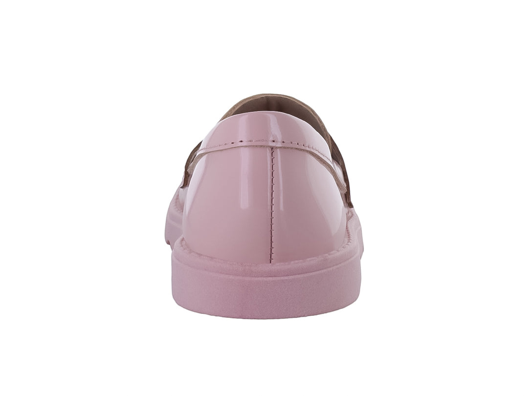 Zapato plano rosa de charol para niña con detalles de corazones plateados y suela dentada.