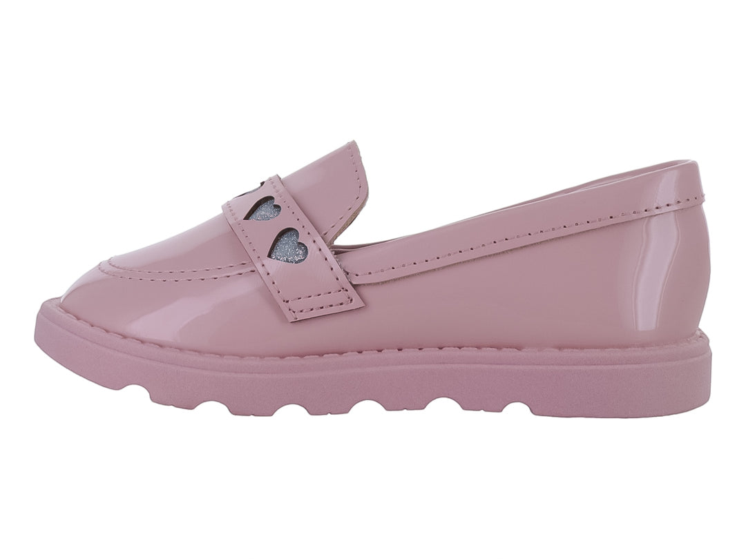 Zapato plano rosa de charol para niña con detalles de corazones plateados y suela dentada.
