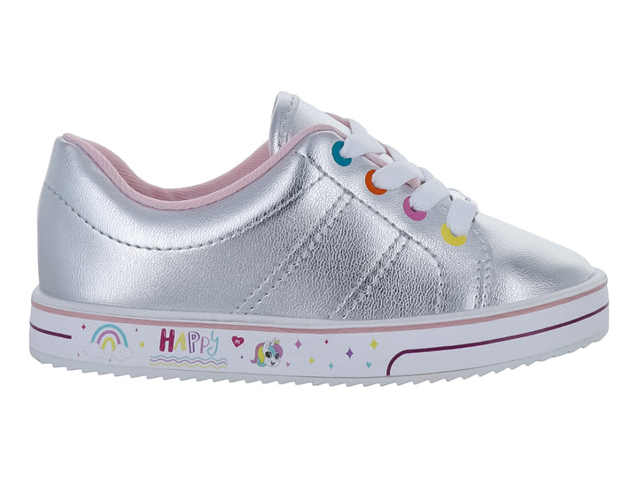 Tenis plateados metalizados para niña con agujetas de colores y detalles decorativos en la suela blanca.