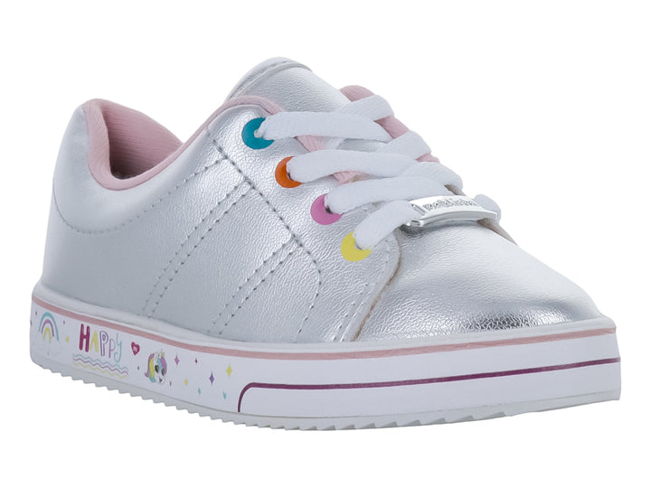 Tenis plateados metalizados para niña con agujetas de colores y detalles decorativos en la suela blanca.