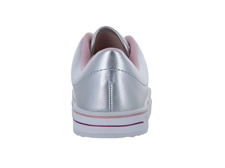 Tenis plateados metalizados para niña con agujetas de colores y detalles decorativos en la suela blanca.