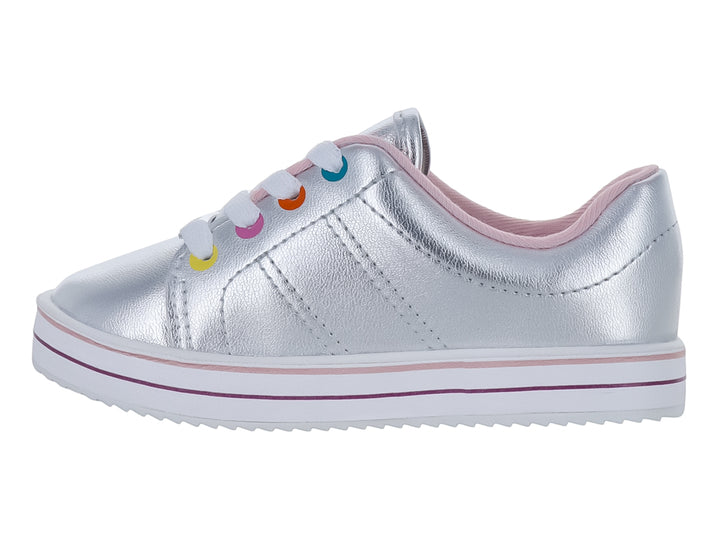 Tenis plateados metalizados para niña con agujetas de colores y detalles decorativos en la suela blanca.