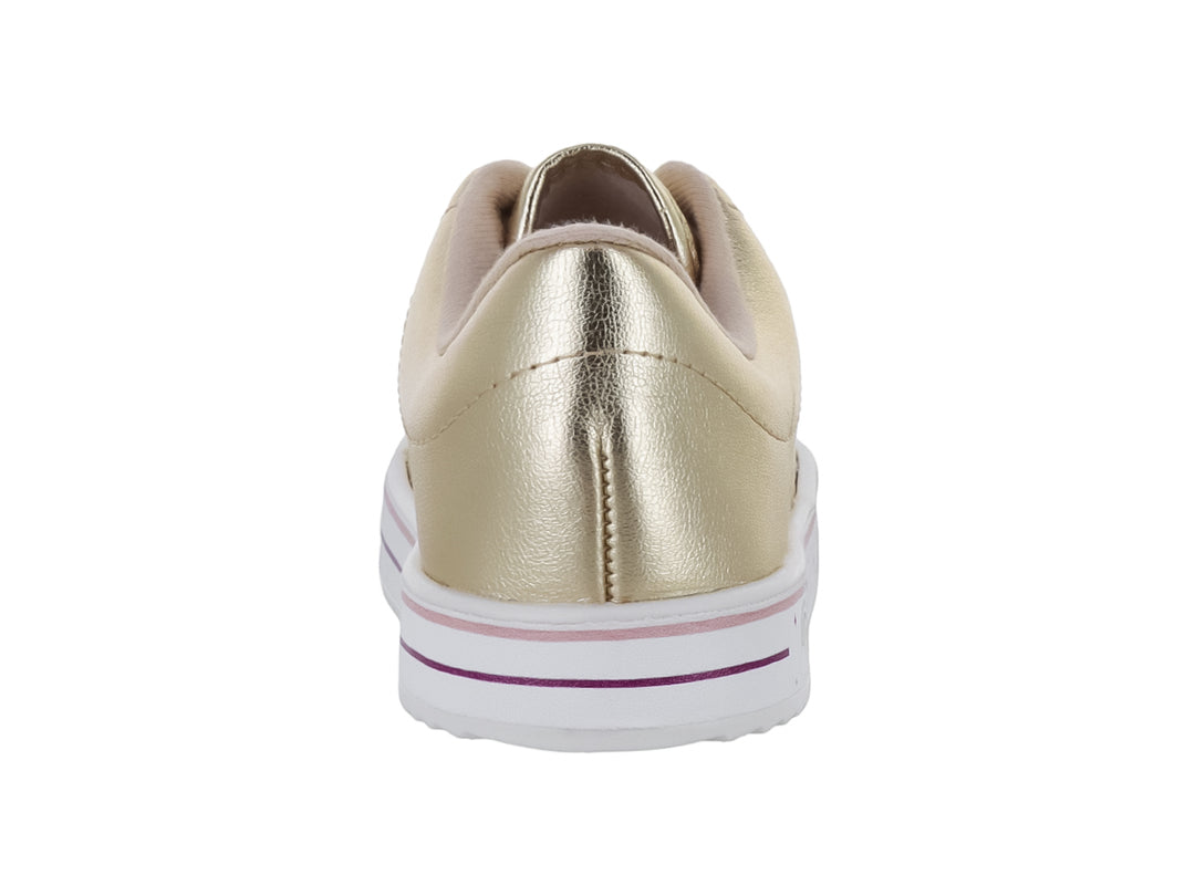 Tenis dorados metalizados para Niña con suela blanca decorada y agujetas multicolores.