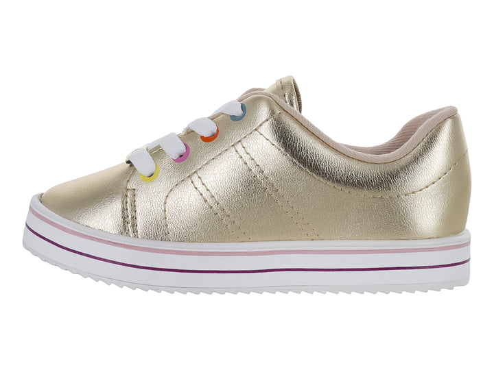 Tenis dorados metalizados para Niña con suela blanca decorada y agujetas multicolores.