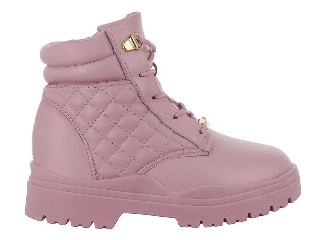 Bota para niña de color rosa con diseño acolchado, cordones y suela gruesa dentada.