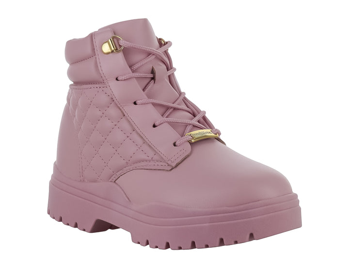 Bota para niña de color rosa con diseño acolchado, cordones y suela gruesa dentada.