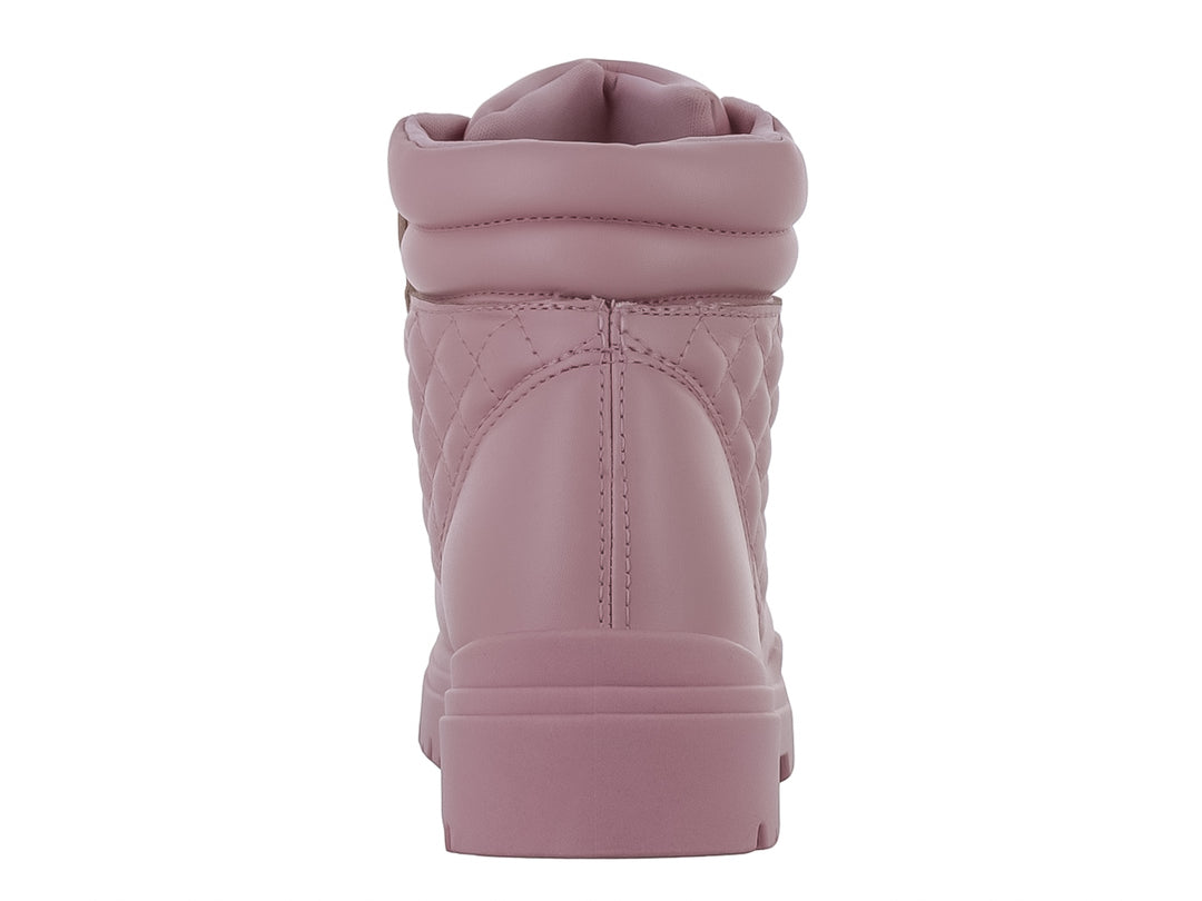 Bota para niña de color rosa con diseño acolchado, cordones y suela gruesa dentada.