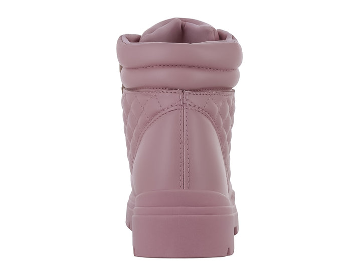 Bota para niña de color rosa con diseño acolchado, cordones y suela gruesa dentada.