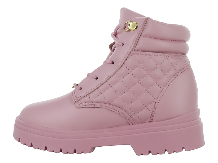 Bota para niña de color rosa con diseño acolchado, cordones y suela gruesa dentada.