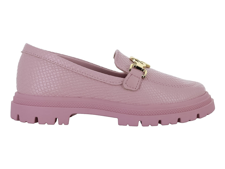 Zapato mocasín rosa para niña con suela track y detalle de hebilla dorada.