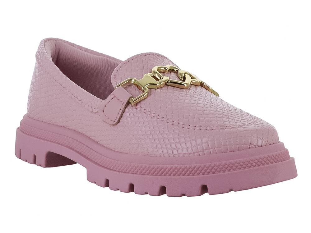 Zapato mocasín rosa para niña con suela track y detalle de hebilla dorada.