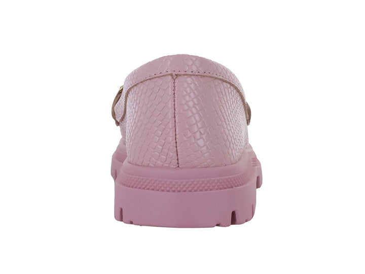 Zapato mocasín rosa para niña con suela track y detalle de hebilla dorada.