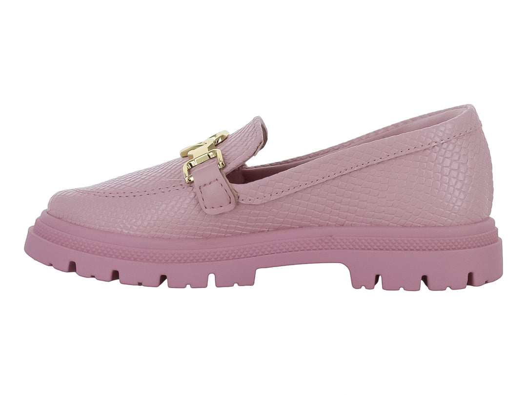 Zapato mocasín rosa para niña con suela track y detalle de hebilla dorada.