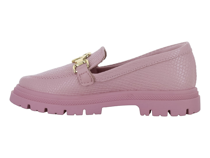 Zapato mocasín rosa para niña con suela track y detalle de hebilla dorada.
