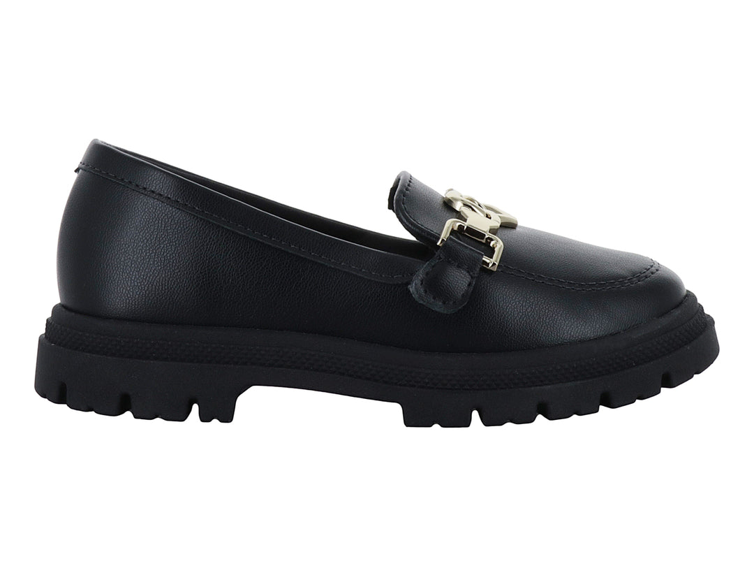 Zapato mocasín negro para niños con suela track y detalle de hebilla dorada.