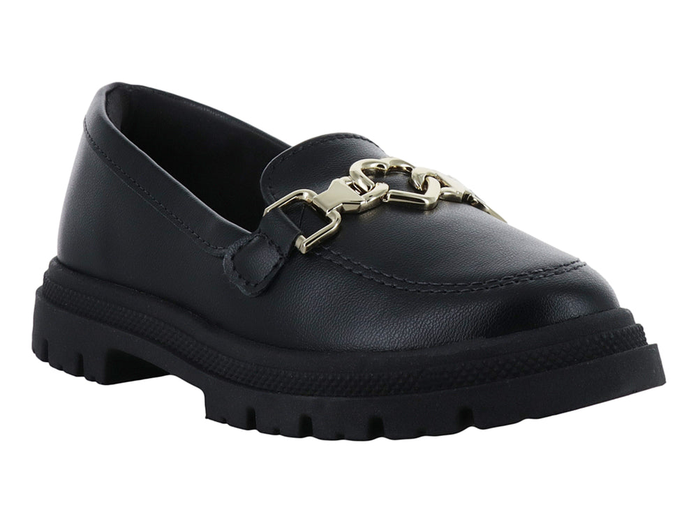 Zapato mocasín negro para niños con suela track y detalle de hebilla dorada.